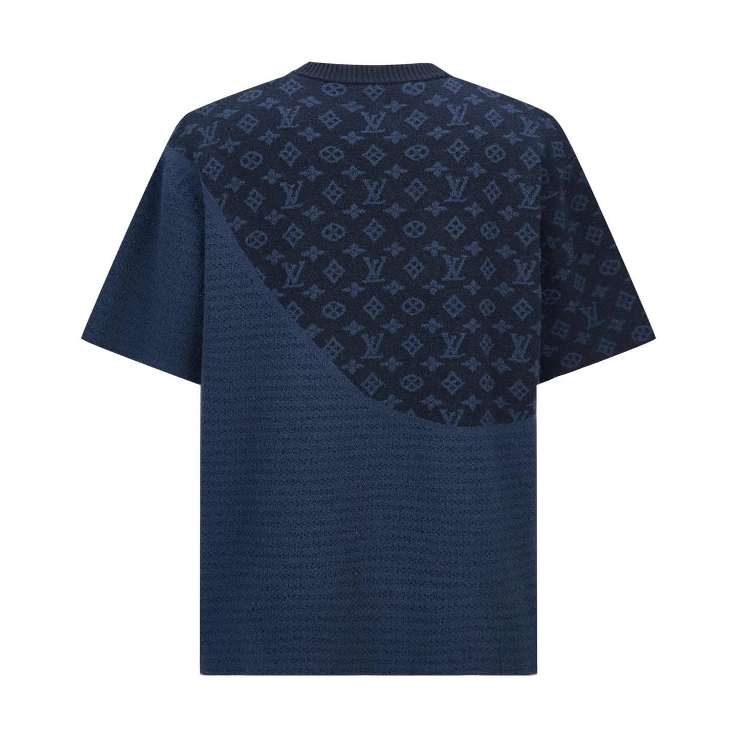 🅿️360 1v 25FW spliced ​​jacquard woolen short-sleeve (blue) The original version was purchased and developed for 15,100 yuan. The fabric is made of 10% wool, 40% cotton, 25% nylon, and 25% polyester fiber. This type of fabric is dyed and woven with a variety of materials mixed and woven, making summer wear less stuffy. 12-needle jacquard craftsmanship, the jacquard fabric has a velvet-like feel, and the upper body effect is smooth. It adopts twill weave in parts. This short-sleeved knitted crew neck shirt combines Monogram elements with velvety smooth horizontal stripes, echoing the flocked items in the 2025 spring and summer fashion show with its delicate texture. Pair it with matching shorts for a casual look, adding flexibility to brave adventurers this season. Size:S-M-L-XL